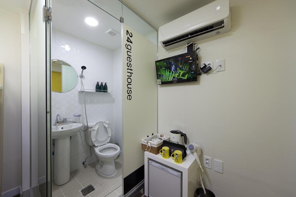 סיאול 24 Guesthouse Myeongdong Town חדר תמונה